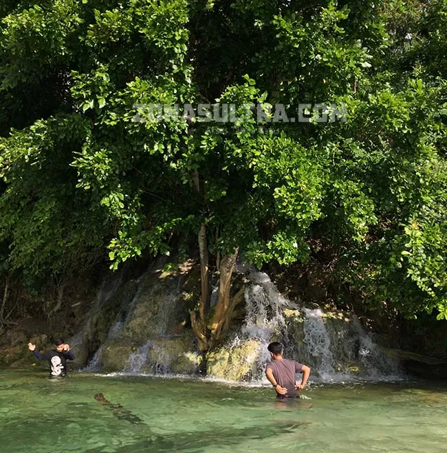 Indahnya Pesisir Baho, Air Terjun yang Langsung Jatuh ke Laut