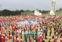 Pj Gubernur Sultra Goyang Poco-poco dengan Ribuan Warga Kendari Pj Gubernur Sultra Goyang Poco-poco dengan Ribuan Warga Kendari