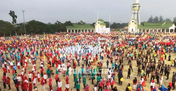 Guinness World Record The Largest Poco-Poco Dance 1 Pj Gubernur Sultra Goyang Poco-poco dengan Ribuan Warga Kendari