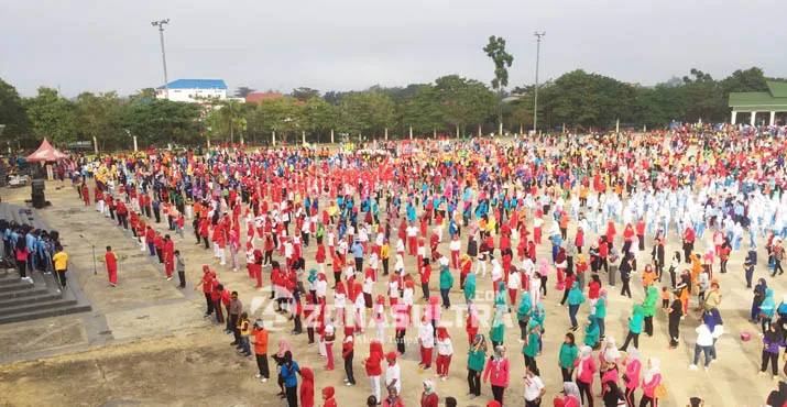 Pj Gubernur Sultra Goyang Poco-poco dengan Ribuan Warga Kendari