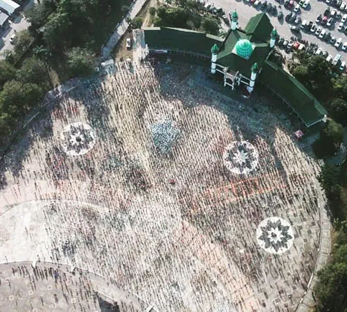 Pj Gubernur Sultra Goyang Poco-poco dengan Ribuan Warga Kendari