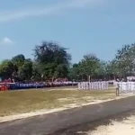 Bendera Merah Putih Jatuh Saat Dikibarkan di Lapangan Busel Bendera Merah Putih Jatuh Saat Dikibarkan di Lapangan Busel