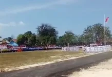 Bendera Merah Putih Jatuh Saat Dikibarkan di Lapangan Busel Bendera Merah Putih Jatuh Saat Dikibarkan di Lapangan Busel