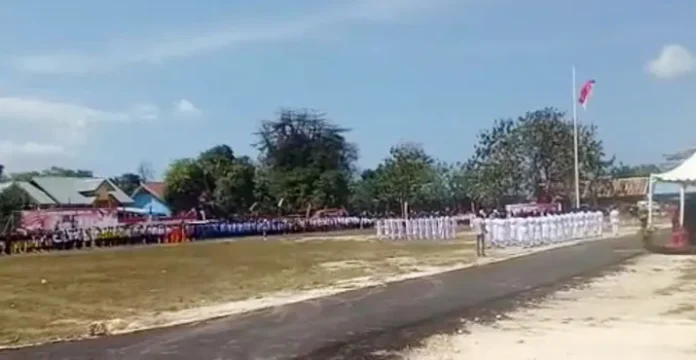 Bendera Merah Putih Jatuh Saat Dikibarkan di Lapangan Busel