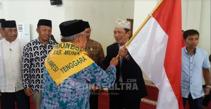 cjh muna Lepas 65 Calon Jamaah Haji, Ini Pesan Wabup Muna