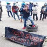 Bawa Keranda Mayat, Warga Buton Demo Tuntut Perbaikan Sistem Pemerintahan Bawa Keranda Mayat, Warga Buton Demo Tuntut Perbaikan Sistem Pemerintahan