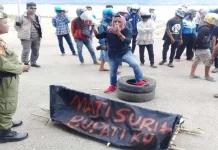 Bawa Keranda Mayat, Warga Buton Demo Tuntut Perbaikan Sistem Pemerintahan Bawa Keranda Mayat, Warga Buton Demo Tuntut Perbaikan Sistem Pemerintahan