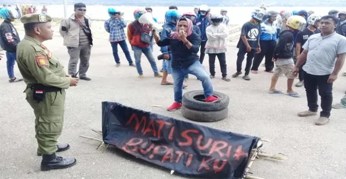 Bawa Keranda Mayat, Warga Buton Demo Tuntut Perbaikan Sistem Pemerintahan