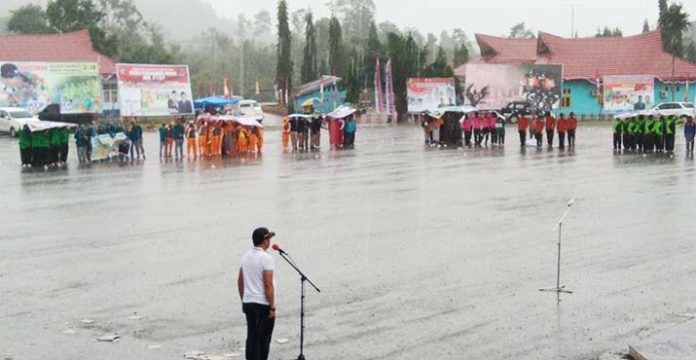 Diguyur Hujan, Barisan Devile Konut Kabur