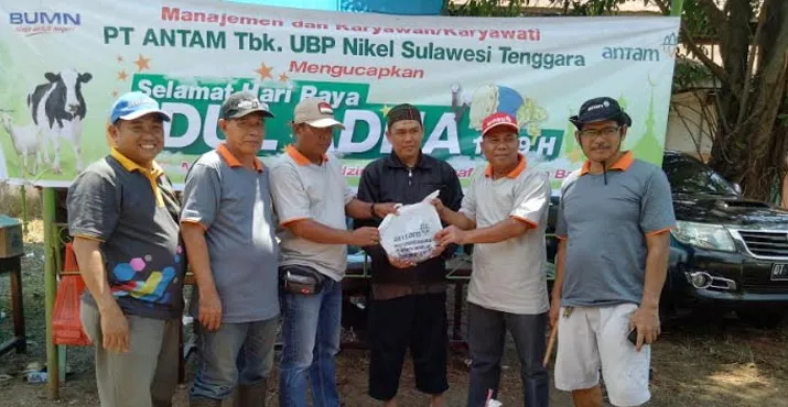 Keluarga Besar ANTAM UBPN Sultra Bagikan 1.635 Kantong Daging Qurban