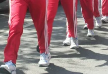 Diguyur Hujan Lebat, Peserta Gerak Jalan Tetap Lanjut Diguyur Hujan Lebat, Peserta Gerak Jalan Tetap Lanjut