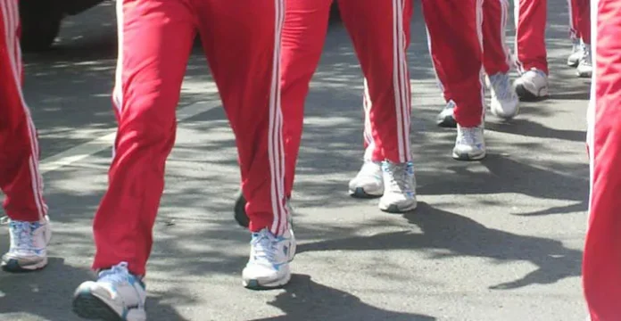 Diguyur Hujan Lebat, Peserta Gerak Jalan Tetap Lanjut