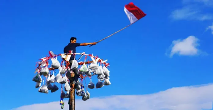 Atraksi Panjat Pinang Warnai Kemeriahan Hari Kemerdekaan di Wowanggu