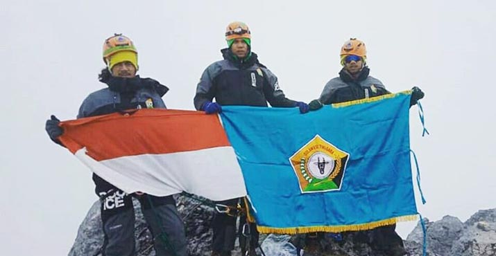 Tiga Mahasiswa UHO Sukses Kibarkan Merah Putih di Puncak Cartensz