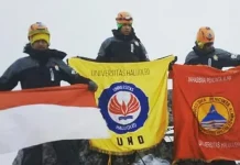Tiga Mahasiswa UHO Sukses Kibarkan Merah Putih di Puncak Cartensz Tiga Mahasiswa UHO Sukses Kibarkan Merah Putih di Puncak Cartensz