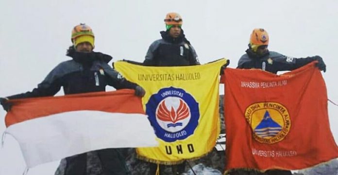 Tiga Mahasiswa UHO Sukses Kibarkan Merah Putih di Puncak Cartensz