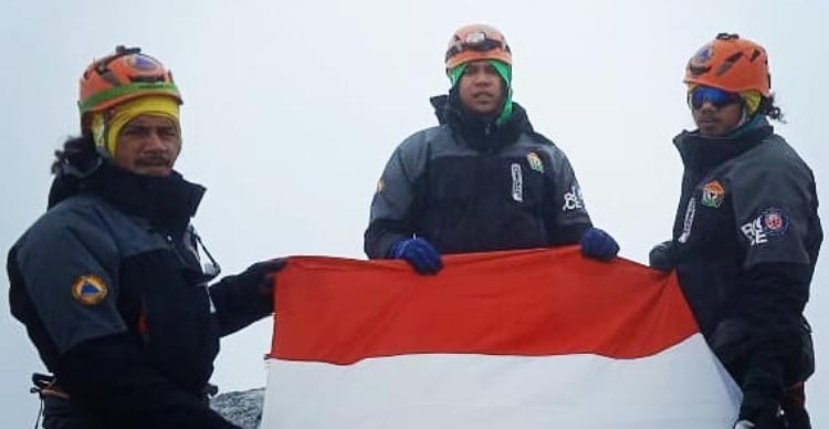 Tiga Mahasiswa UHO Sukses Kibarkan Merah Putih di Puncak Cartensz