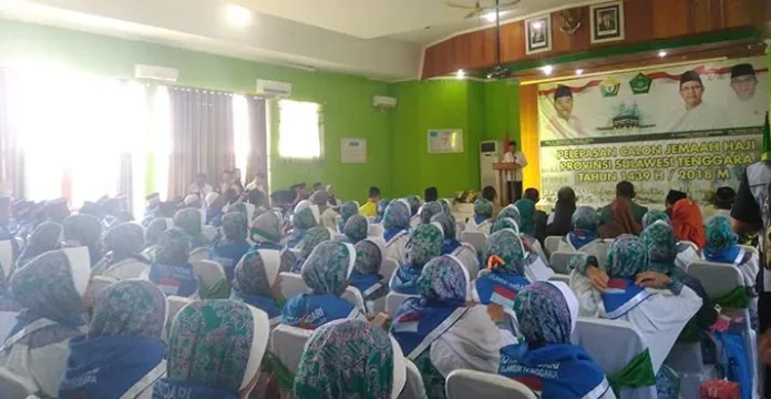 Lepas JCH Sultra, Pj Gubernur Ingatkan Jaga Kesehatan