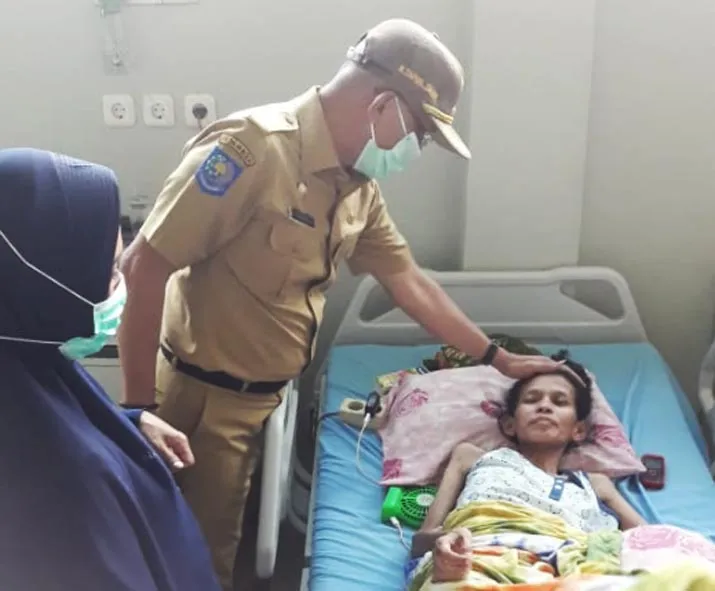 Bupati Bombana Jenguk Hajra di RS Bahteramas Kendari