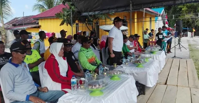 kapl_pusling Ruksamin Salurkan Bantuan Kapal Pusling dan Faslitas Olah Raga di Laskep