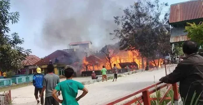 Dua Rumah di Busel Terbakar, Diduga Ulah Orang Gila?