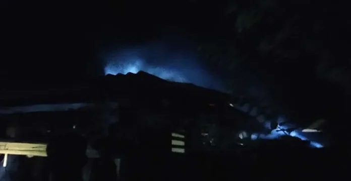 Diduga Korsleting Listrik, Satu Rumah di Wangiwangi Ludes Terbakar