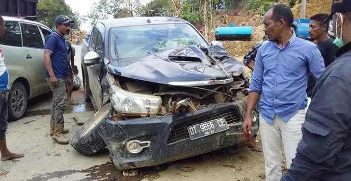 Dua Mobil Hancur Bertabrakan di Konut