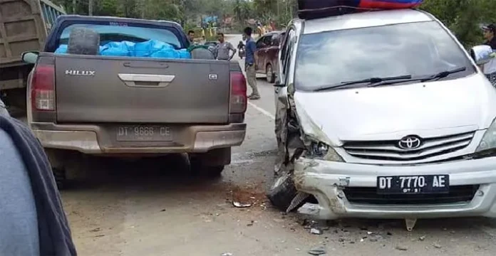 Dua Mobil Hancur Bertabrakan di Konut