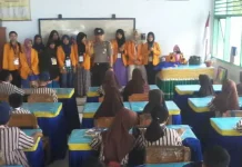 Bhabinkamtibmas dan Mahasiswa KKN UHO Sosialisasi Bahaya Narkotika di SMPN 4 Kendari Bhabinkamtibmas & Mahasiswa KKN UHO Sosialisasi Bahaya Narkotika di SMPN 4 Kendari