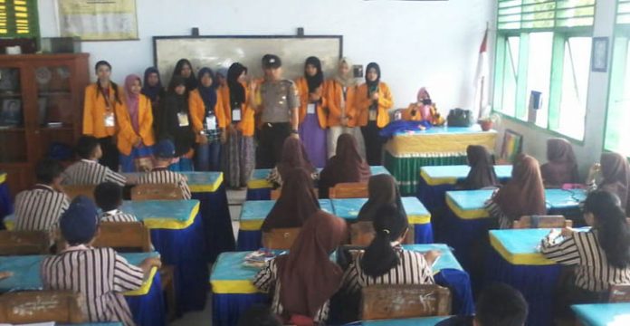 Bhabinkamtibmas & Mahasiswa KKN UHO Sosialisasi Bahaya Narkotika di SMPN 4 Kendari