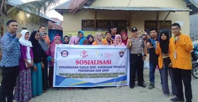 kkn_sambangi_warga Hindari Tindakan KDRT, Bhabinkamtimas dan Mahasiswa KKN UHO Sambangi Warga