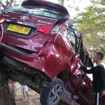 Laka Tunggal, Mobil Avanza di Muna Tabrak Trotoar, Terpental ke Pohon Laka Tunggal, Mobil Avanza di Muna Tabrak Trotoar, Terpental ke Pohon