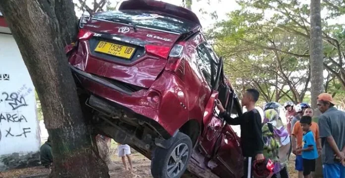 Laka Tunggal, Mobil Avanza di Muna Tabrak Trotoar, Terpental ke Pohon