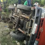 Hindari Jalan Berlubang, Mobil Truk Terguling di Pakue Hindari Jalan Berlubang, Mobil Truk Terguling di Pakue