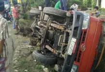 Hindari Jalan Berlubang, Mobil Truk Terguling di Pakue Hindari Jalan Berlubang, Mobil Truk Terguling di Pakue