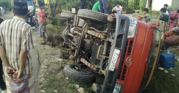 mobil_terbalik_kolut Hindari Jalan Berlubang, Mobil Truk Terguling di Pakue