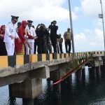 Hormati Jasa Pahlawan, Pemkab Butur Larung Bunga ke Laut Hormati Jasa Pahlawan, Pemkab Butur Larung Bunga ke Laut