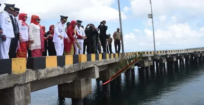 Hormati Jasa Pahlawan, Pemkab Butur Larung Bunga ke Laut