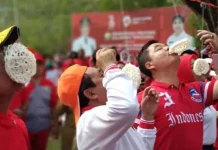 Pj Gubernur Sultra Ikut Lomba Makan Kerupuk Pj Gubernur Sultra Ikut Lomba Makan Kerupuk