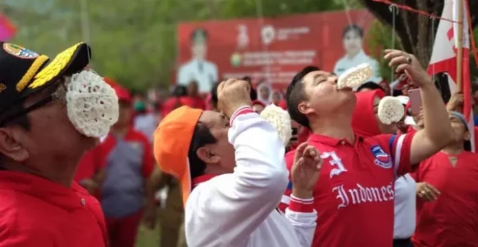 pj gub 1 Pj Gubernur Sultra Ikut Lomba Makan Kerupuk