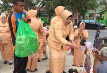 Baksos DWP Basarnas Kendari, Berbagi Makanan ke Tukang Becak