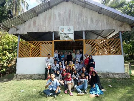 Ketika Generasi Muda SIC Peduli Warga Pesisir Baho Konsel