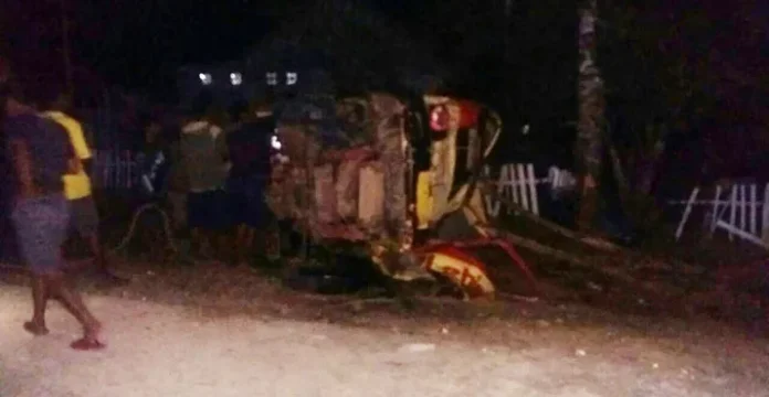 Tabrak Sapi, Truk Ini Terbalik dan 5 Orang Terluka