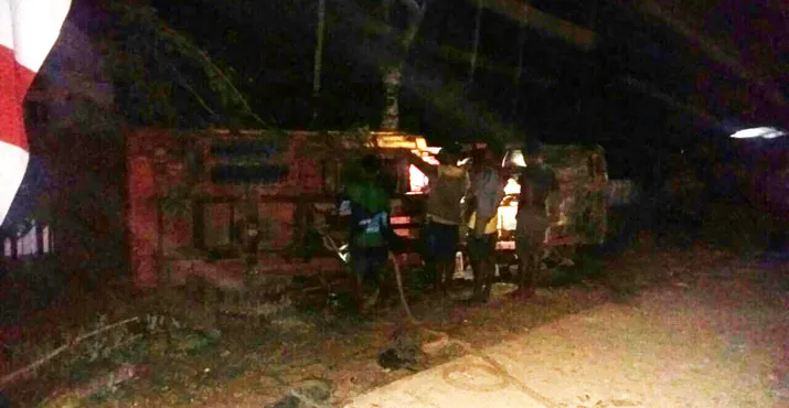 Tabrak Sapi, Truk Ini Terbalik dan 5 Orang Terluka