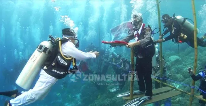 Siswa SMP Ini Jadi Petugas Upacara Bawah Laut di Wakatobi