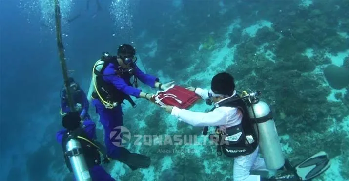 Siswa SMP Ini Jadi Petugas Upacara Bawah Laut di Wakatobi