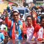 Husni Uba Pulang Kampung, Diarak Keliling Baubau, Dapat Bonus Rp80 Juta Husni Uba Pulang Kampung, Diarak Keliling Baubau, Dapat Bonus Rp80 Juta