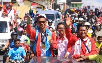 Husni Uba Pulang Kampung, Diarak Keliling Baubau, Dapat Bonus Rp80 Juta Husni Uba Pulang Kampung, Diarak Keliling Baubau, Dapat Bonus Rp80 Juta