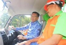 Plt Walikota Serahkan 4 Unit Truck Sampah Plt Walikota Serahkan 4 Unit Truck Sampah