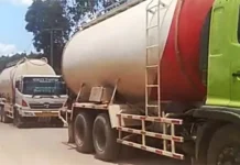 Warga Desa Besu Blokir Jalan Tambang Morosi Warga Desa Besu Blokir Jalan Tambang Morosi